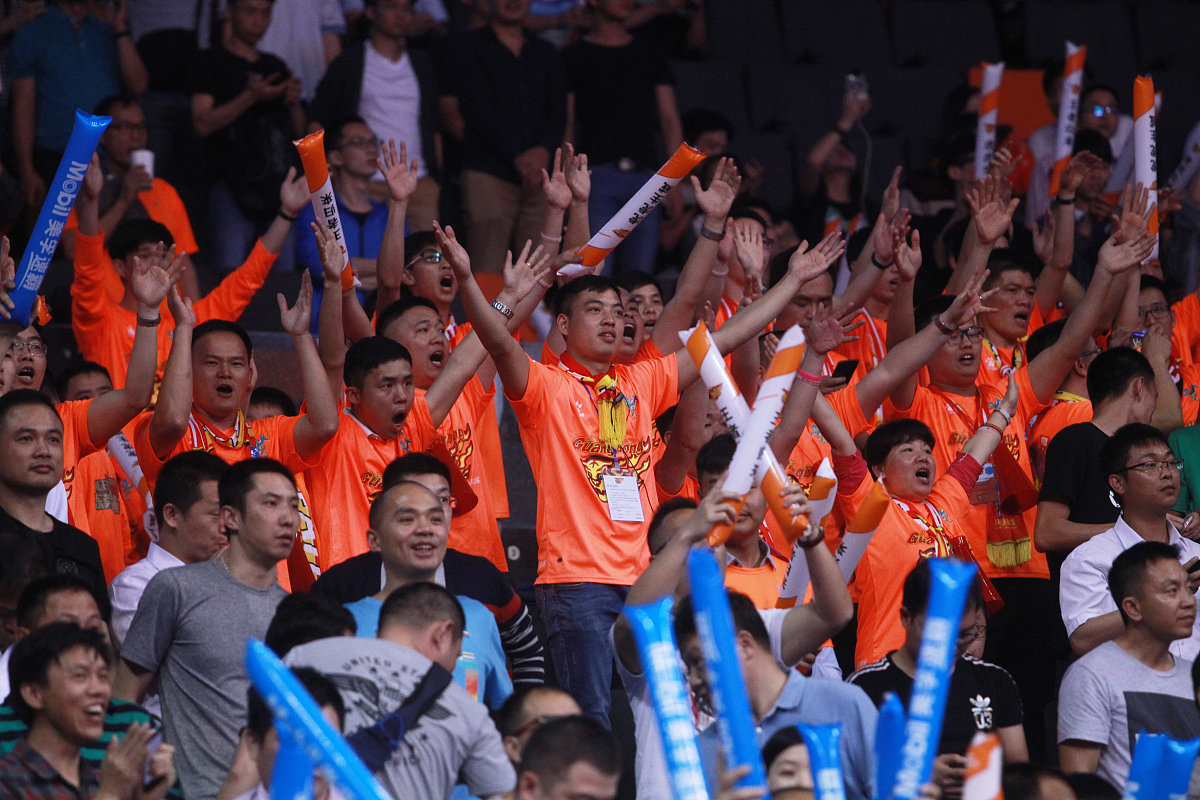 广州队碾压上海队,伦纳德带队取胜 广州队碾压上海队,伦纳德带队取胜