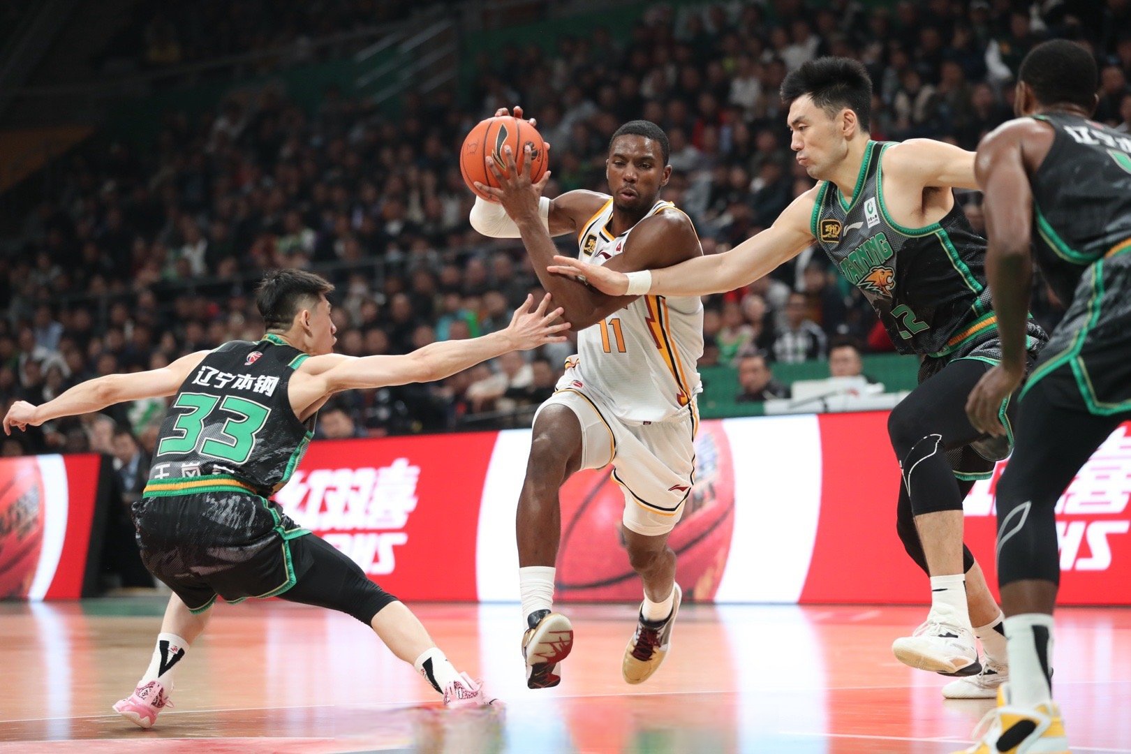 辽宁队鏖战独行侠，利拉德扛起全队