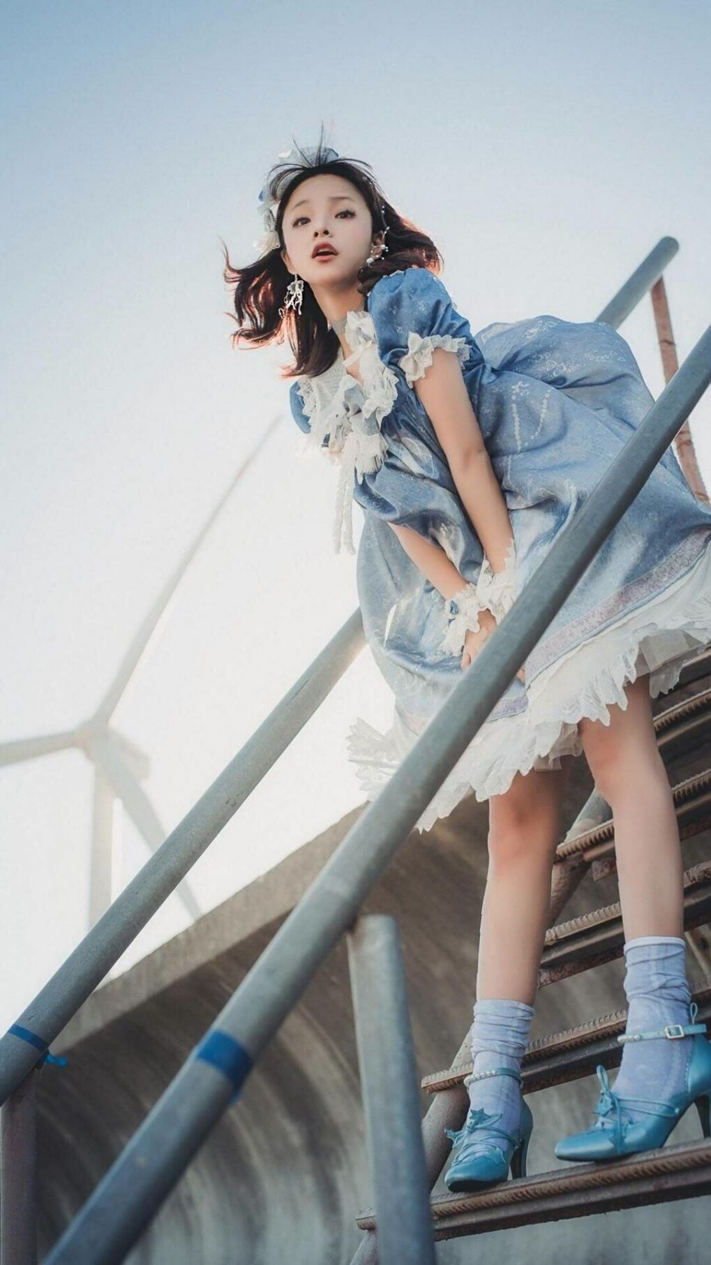 战火后的握手，利物浦与波兰历史性对决，罗德里点燃的不只是赛场