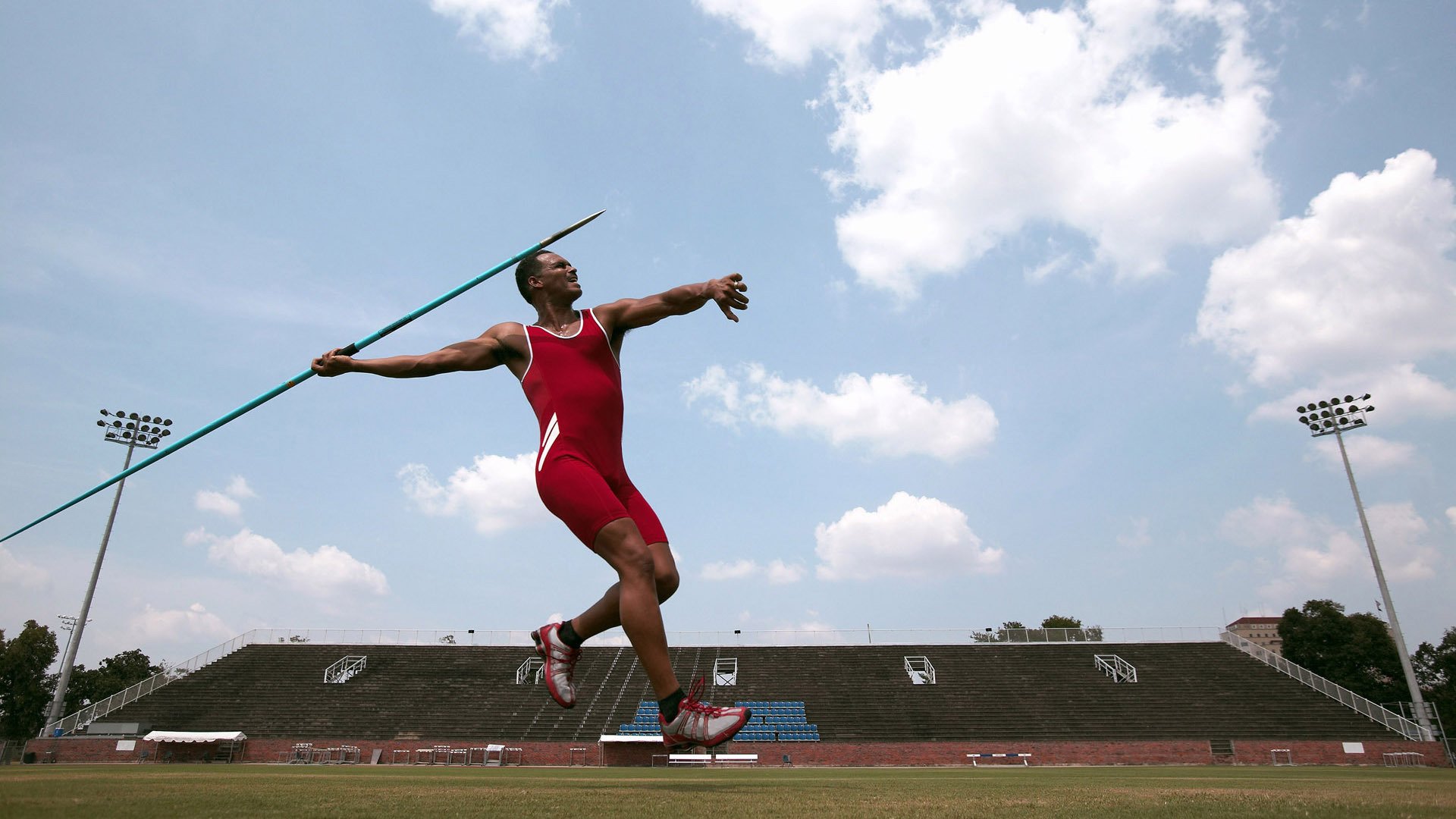赛道厮杀与球场封神,当维斯塔潘卫冕时,塔图姆正打出生涯之夜