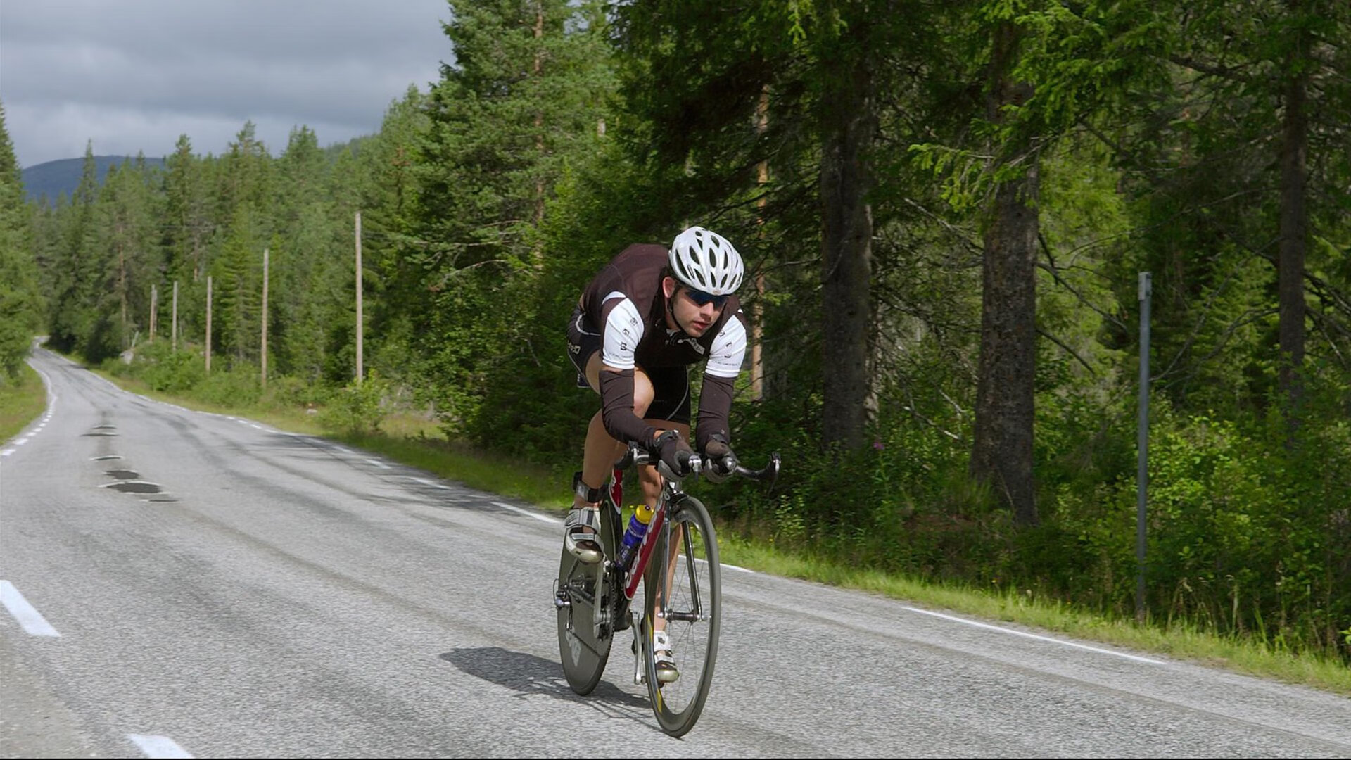 工业巨兽碾过野火森林，爱德华兹的舞台却在失败中点亮