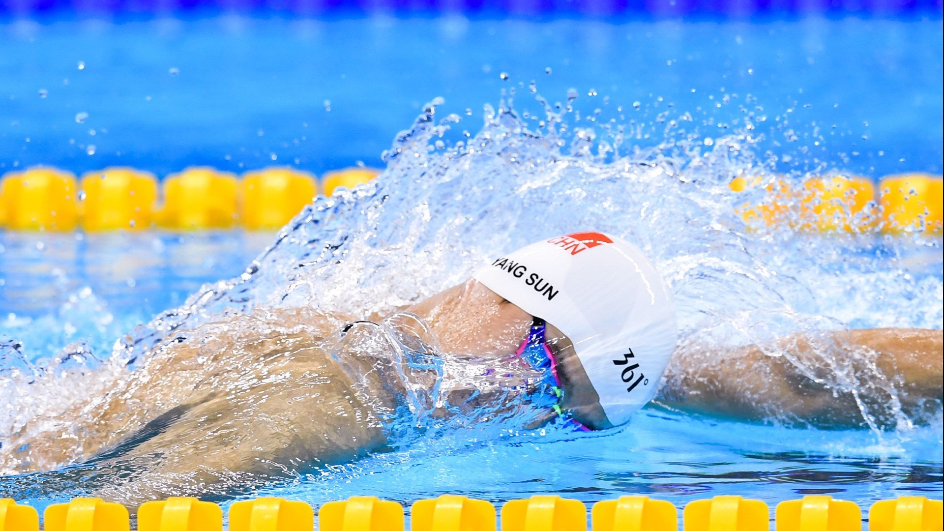 老派教科书撞碎新时代锋利，霍勒迪的沉默与国王硬仗的喧嚣